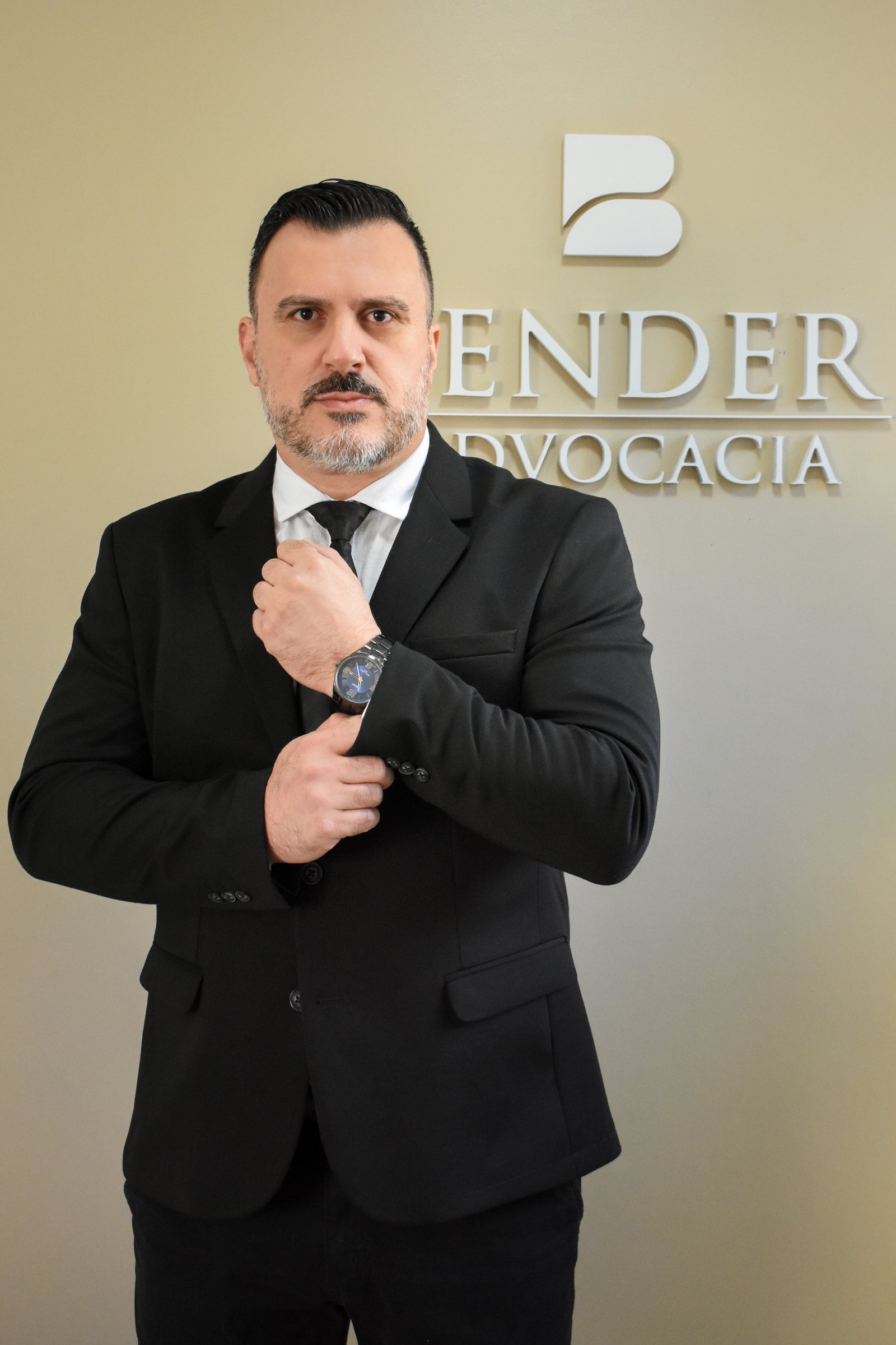 Dr. Márcio Francisco Bender em seu escritório